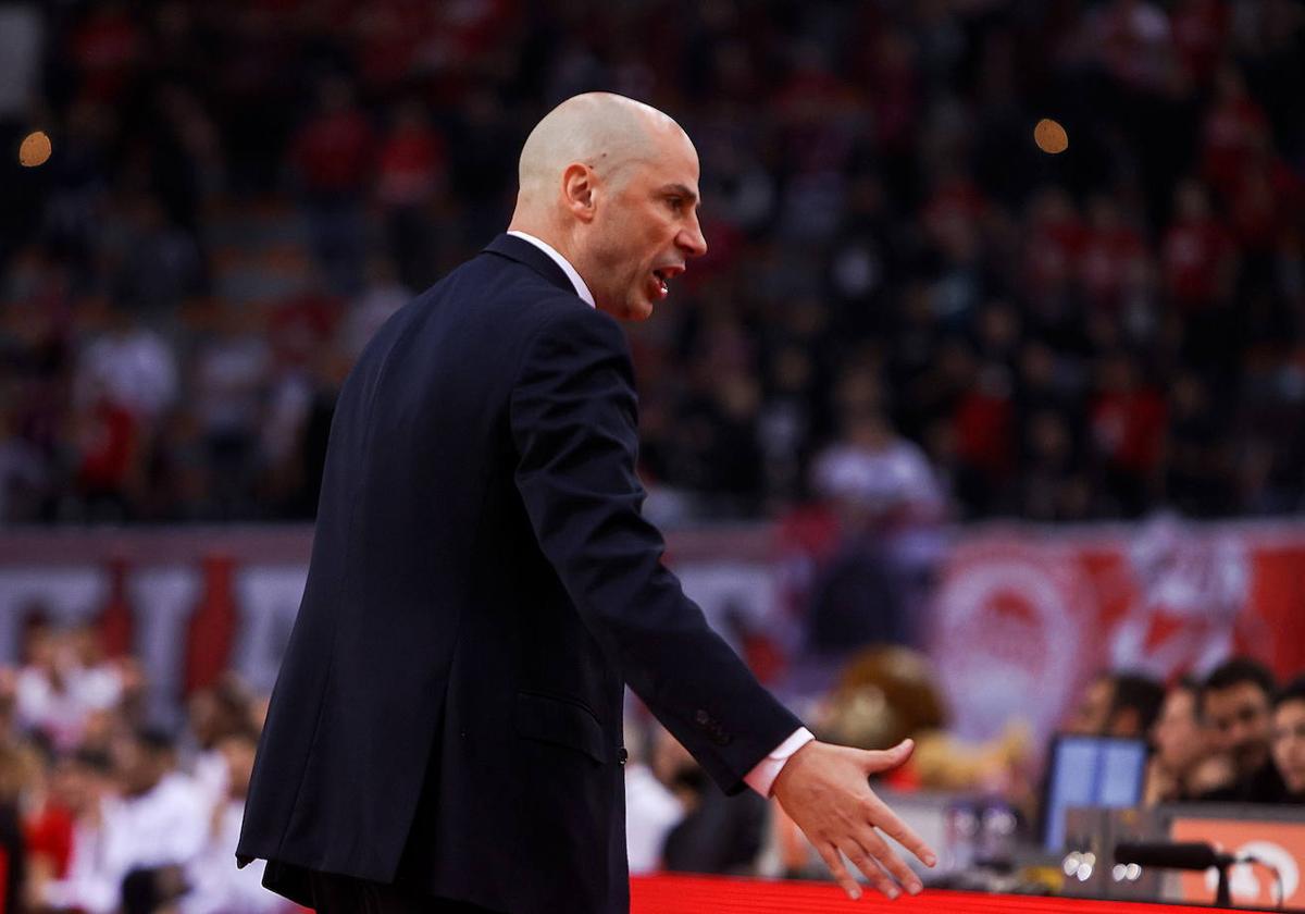 Peñarroya se queja durante el partido ante el Olympiacos.