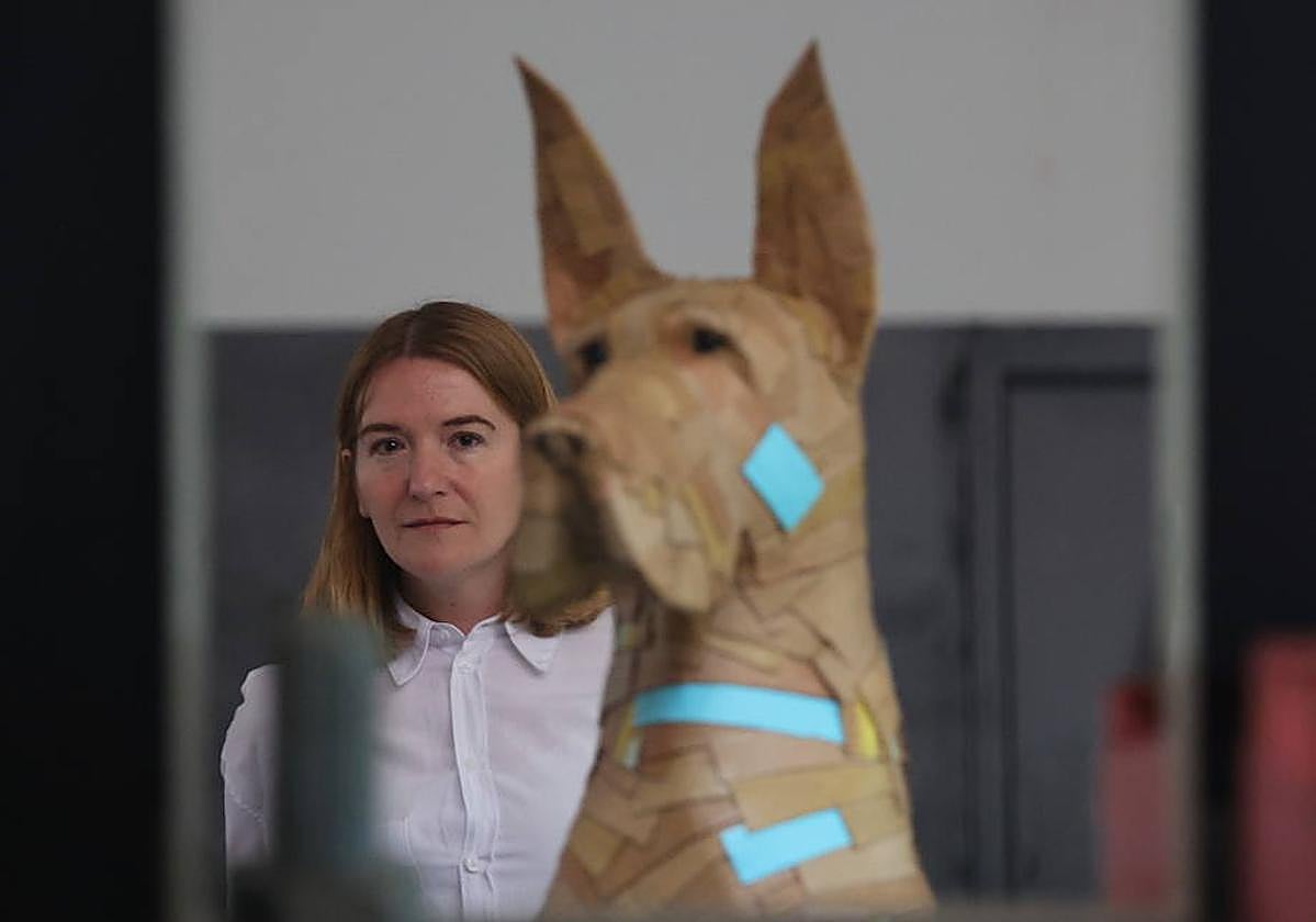 Por qué triunfan estos perros de cartón de 1.000 euros que se hacen en Bilbao