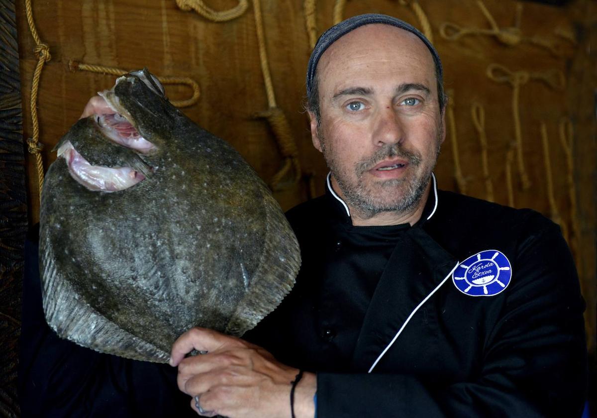 Karola, cincuenta años en el Puerto Viejo de Algorta con pescados de gran tamaño