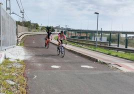 Varios ciclistas cruzan por el bidegorri que da acceso a Berango.