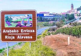 Señal anunciadora de Rioja Alavesa a la entrada de Laguardia.