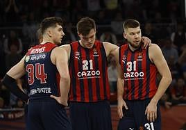 Hommes, Thompson, Kotsar y Giedraitis se conjuran durante un partido.