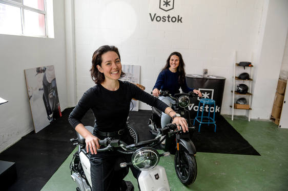 Rachel Lesslar, a la izquierda, junto a Maiara Marths, las dos accionistas de la empresa.