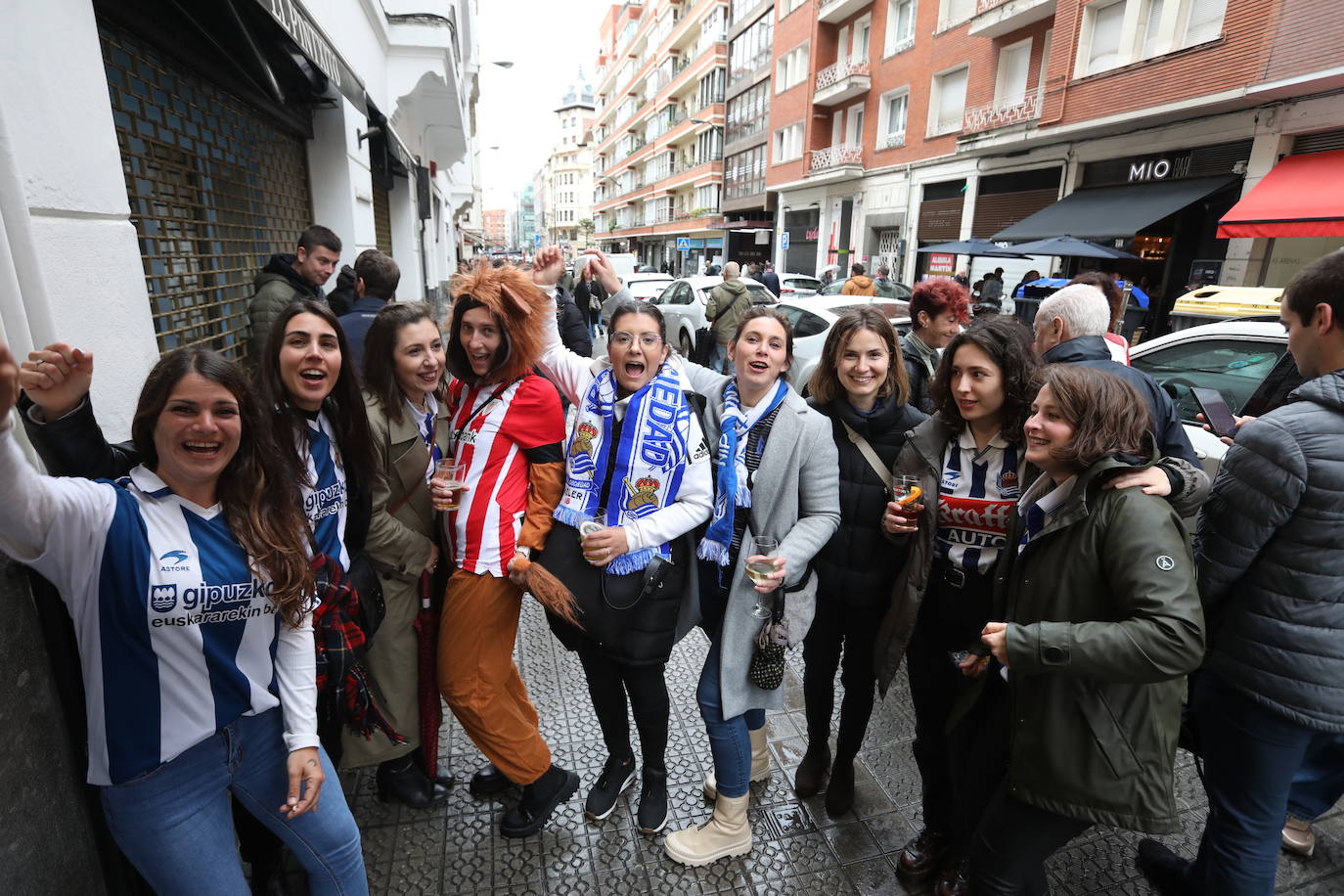 La lluvia desluce el ambiente previo al derbi