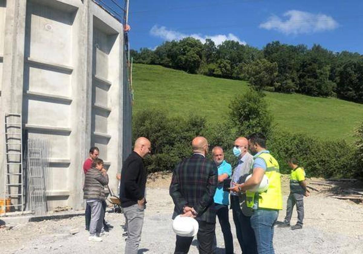 Artziniega está renovando sus infraestructuras de agua, como el depósito.