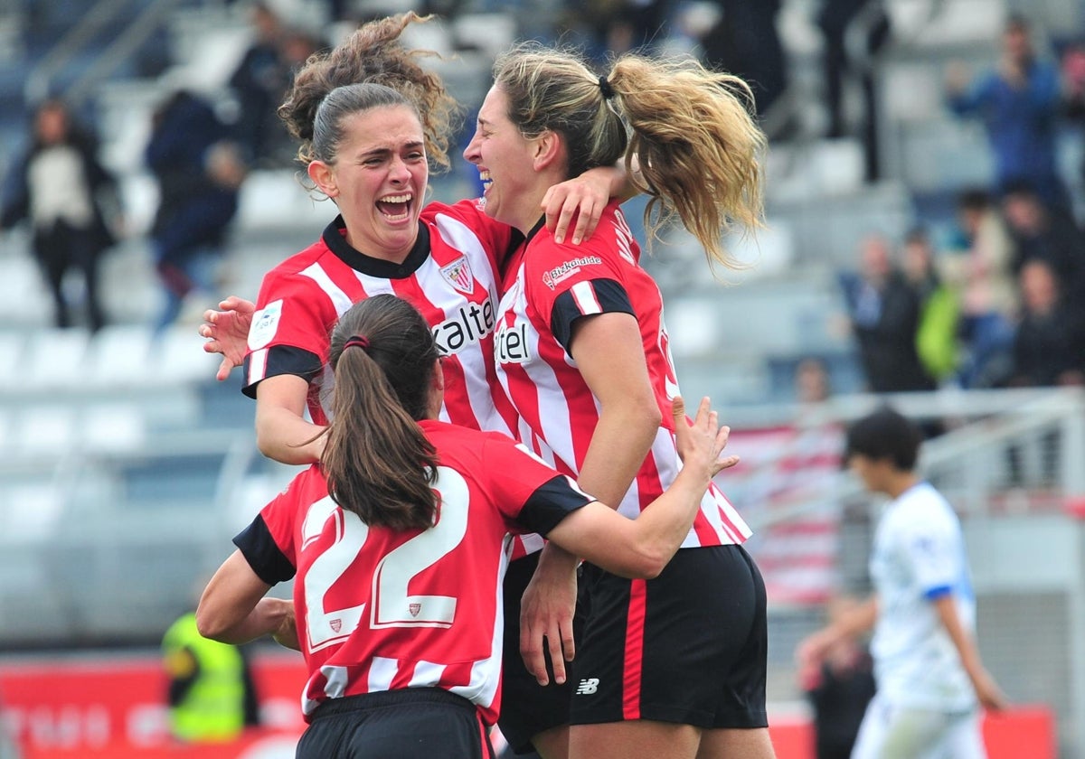 Las rojiblancas celebran el gol in extremis de Valdezate, que les dio una importante victoria.