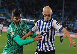 Guridi protege el balón en el partido ante el Levante.
