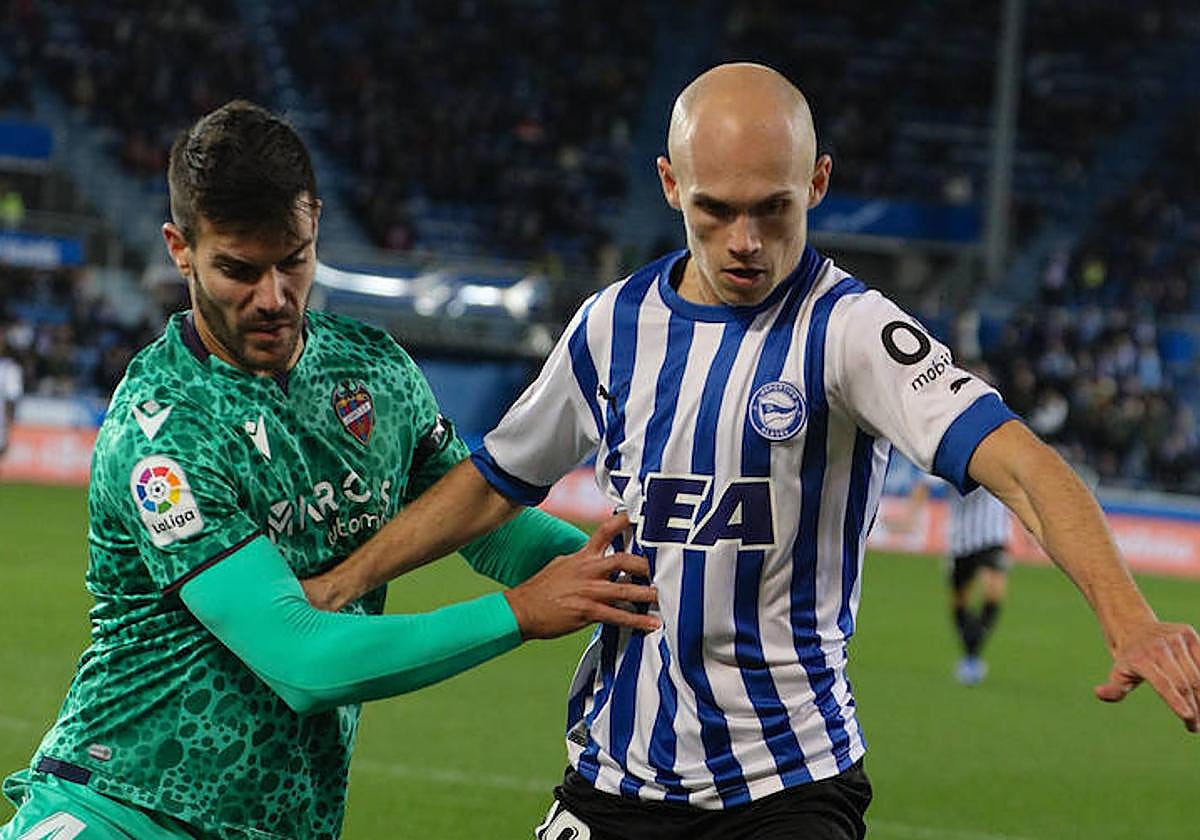 Guridi protege el balón en el partido ante el Levante.