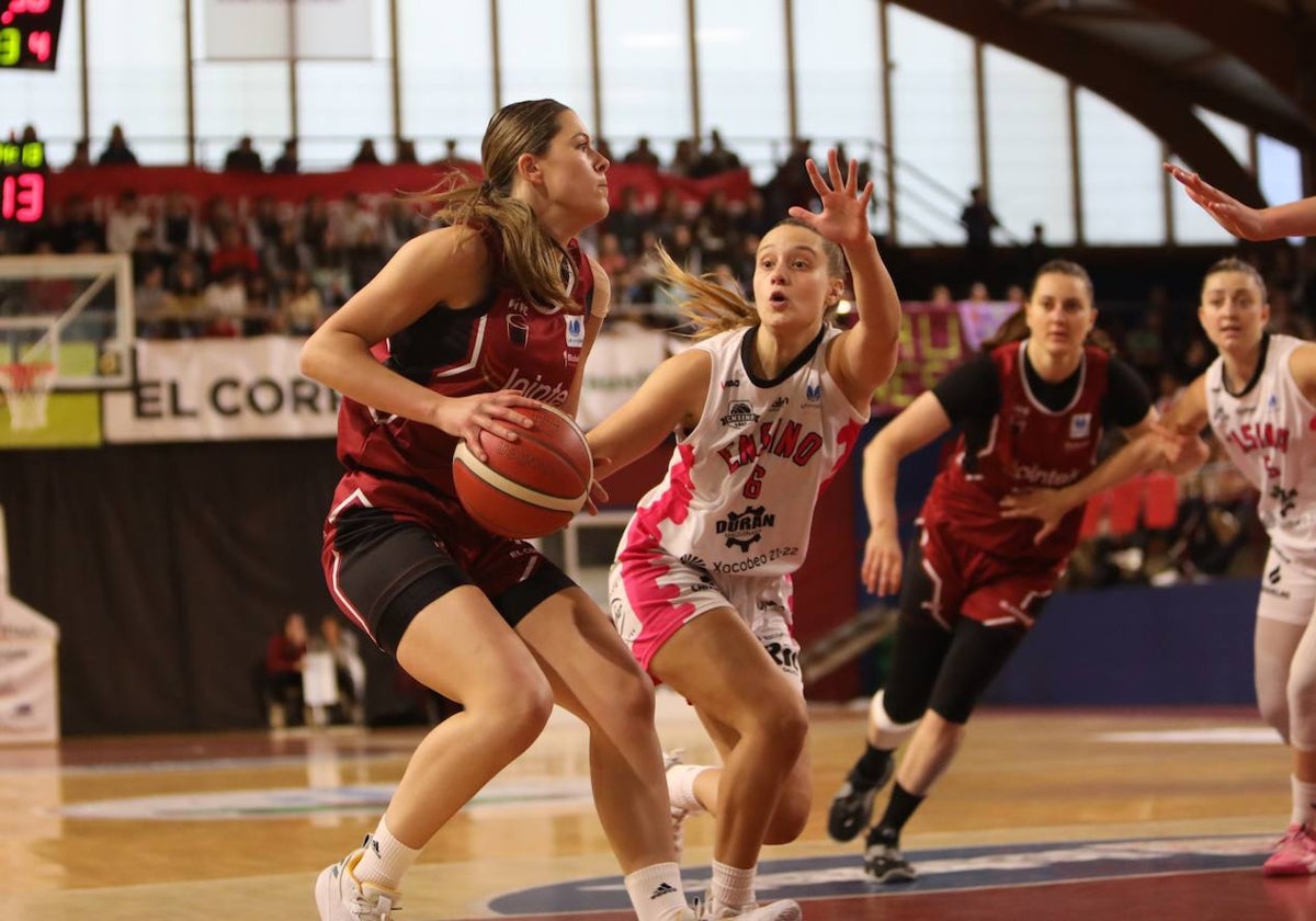 Marta Alberdi volvió a jugar en Maloste tras superar su lesión en el hombro.