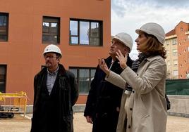 El consejero de Vivienda, Iñaki Arriola (centro), en una visita a las obras de unos apartamentos dotacionales en Vitoria.