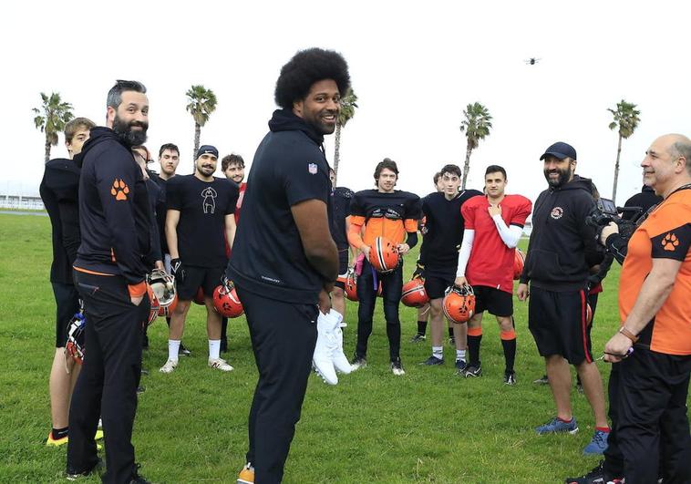 Cam Jordan, con los jugadores del equipo de Santurtzi.