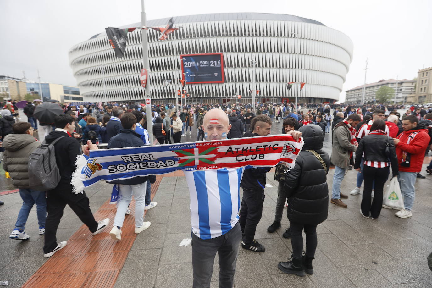 La lluvia desluce el ambiente previo al derbi