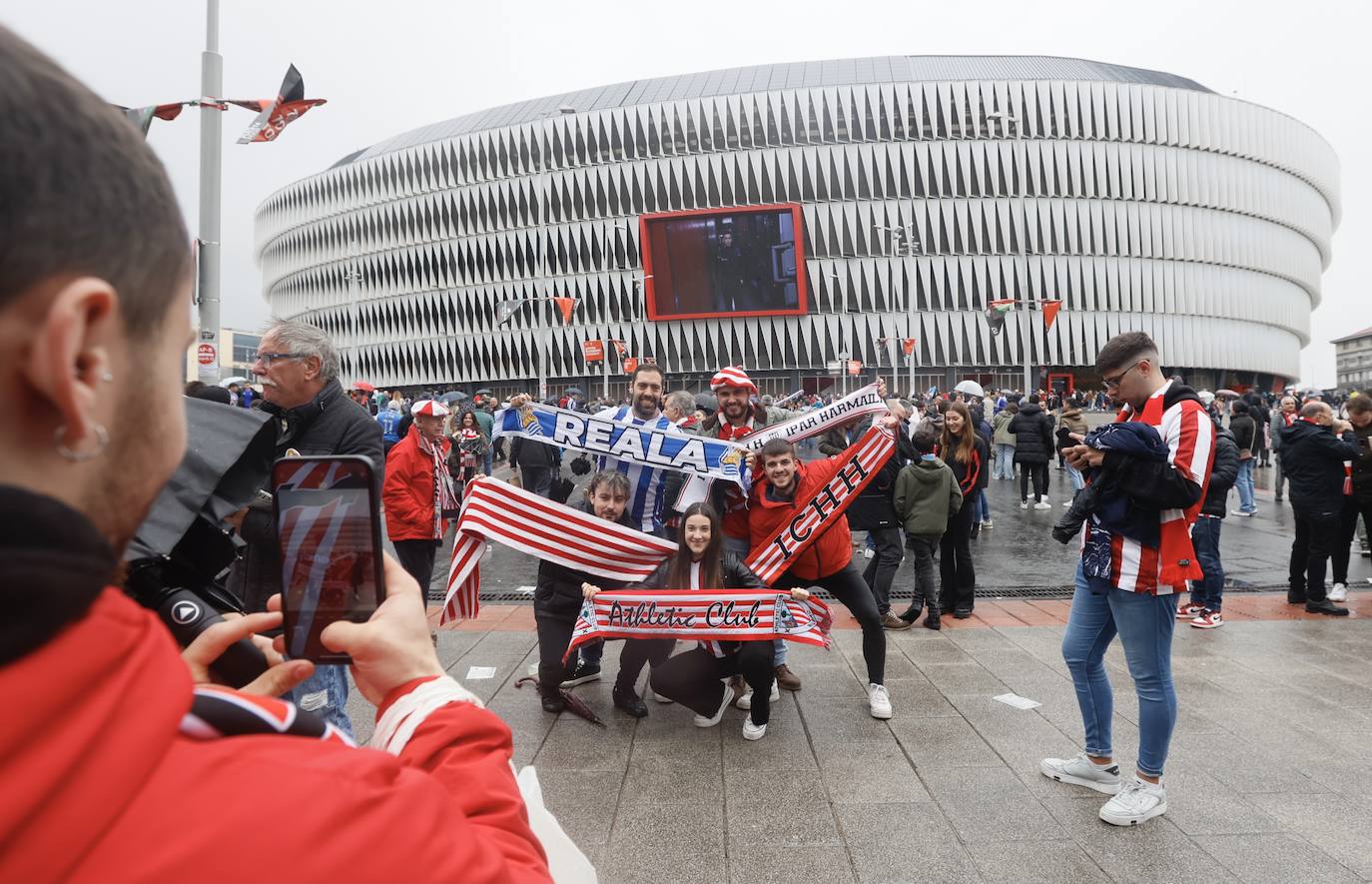 La lluvia desluce el ambiente previo al derbi