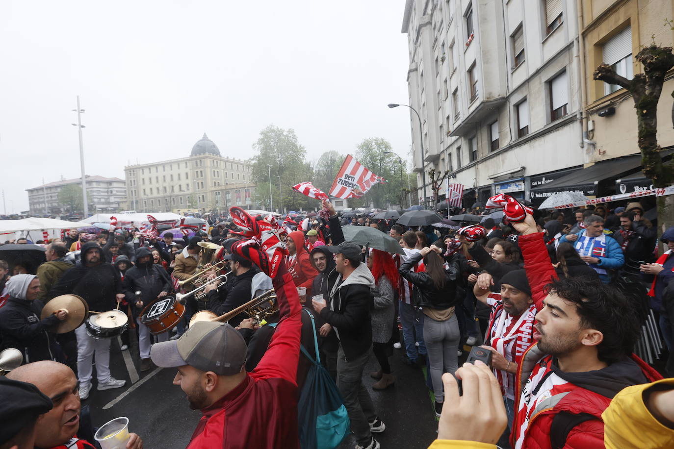 La lluvia desluce el ambiente previo al derbi