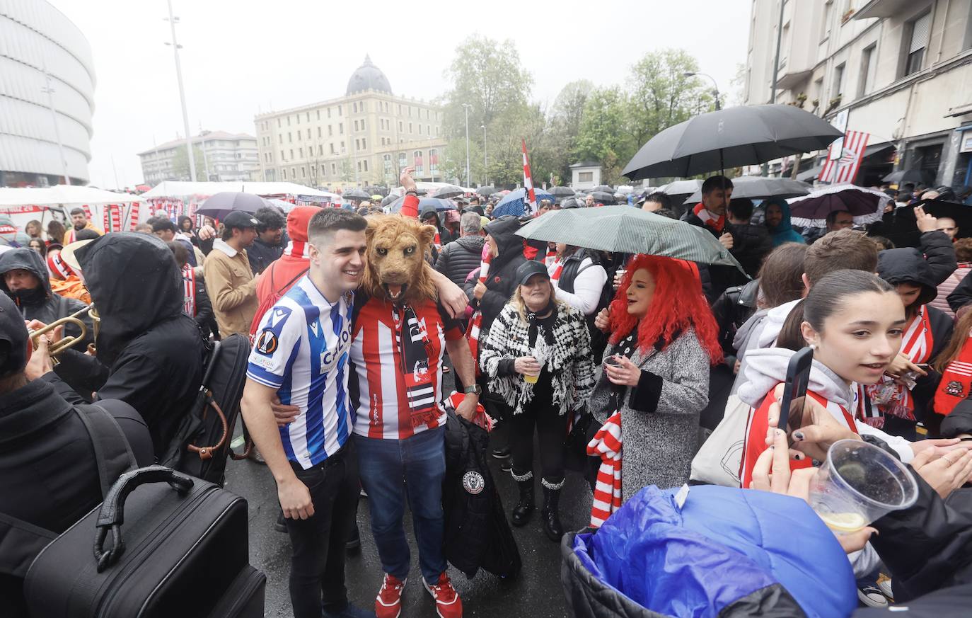 La lluvia desluce el ambiente previo al derbi