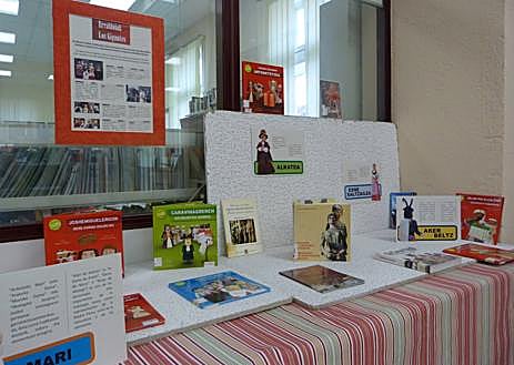 Imagen secundaria 1 - Ondalan konpartsako 14 erraldoiak, irudiei buruzko informazioa San Inazioko liburutegian, eta ekimenaren kartela.