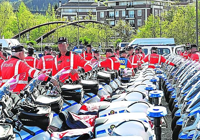 Prácticamente todas las motos de la Unidad de Tráfico estarán en el Tour. En la imagen, agentes de esta dotación en la pasada Itzulia.