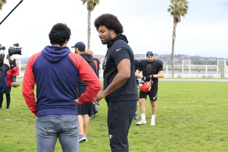 La estrella del fútbol americano Cam Jordan se ejercita en Santurtzi