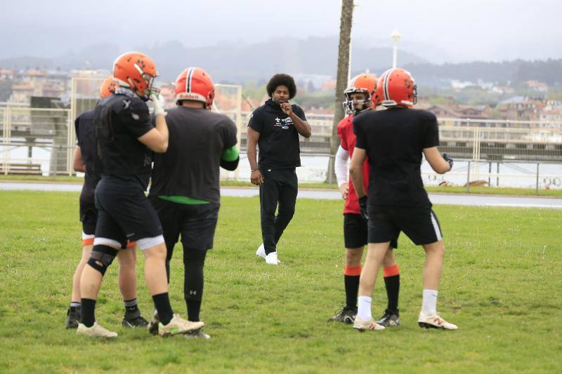 La estrella del fútbol americano Cam Jordan se ejercita en Santurtzi