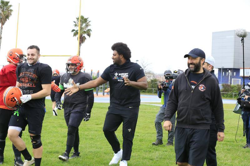 La estrella del fútbol americano Cam Jordan se ejercita en Santurtzi