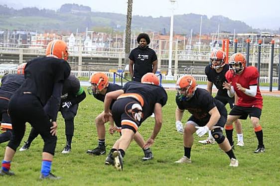La estrella del fútbol americano Cam Jordan se ejercita en Santurtzi