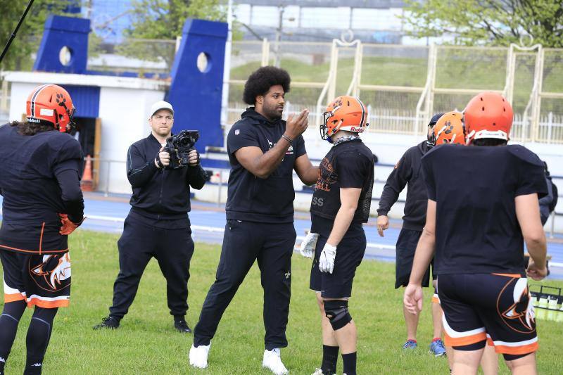 La estrella del fútbol americano Cam Jordan se ejercita en Santurtzi