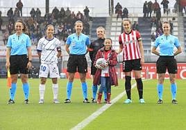 La joven actriz antes de proceder al saque de honor con las capitanas y el cuarteto arbitral.