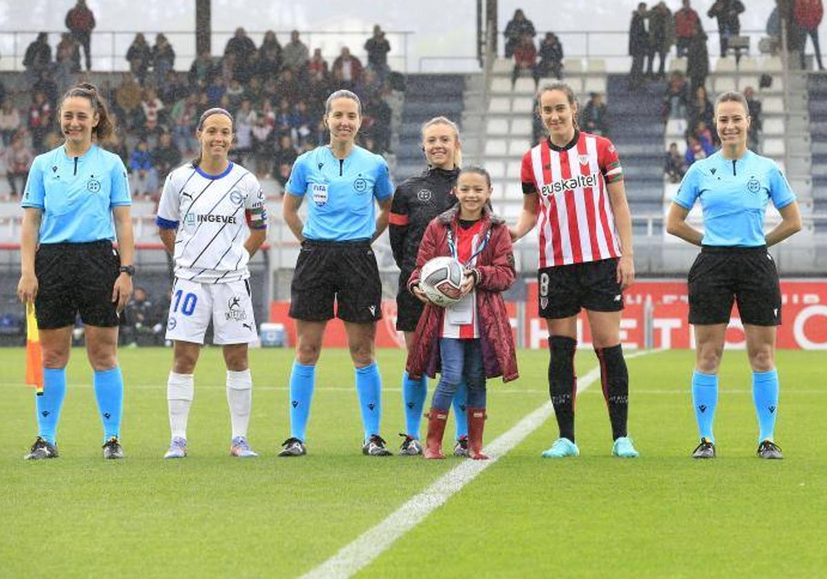 La joven actriz antes de proceder al saque de honor con las capitanas y el cuarteto arbitral.