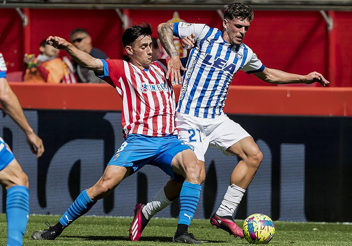 Javi López intenta superar a Pedro Díaz en una de sus internadas por el carril izquierdo.