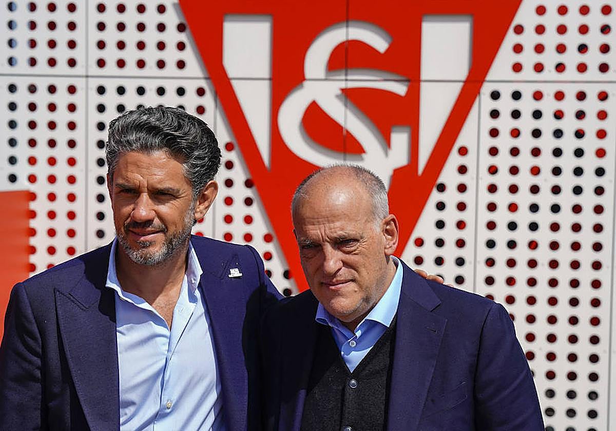 Irarragorri, máximo accionista, junto a Javier Tebas.