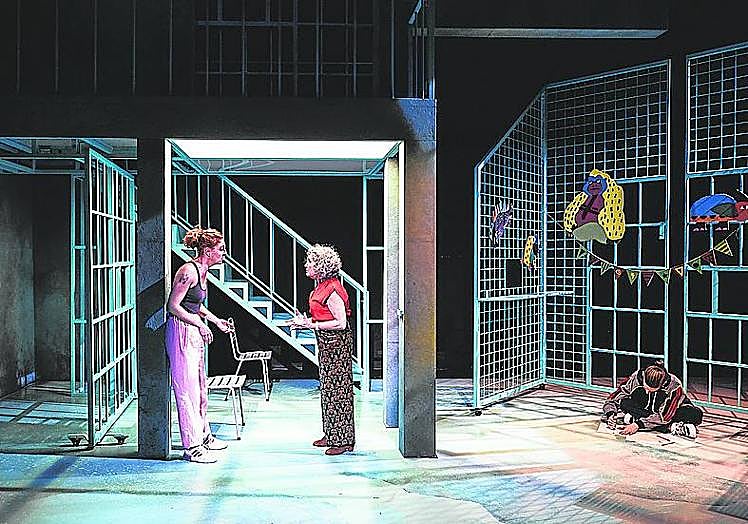 Giménez ha recreado una cárcel con elementos polivalentes.