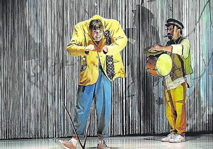 Combinan interpretación, teatro de objetos y música.