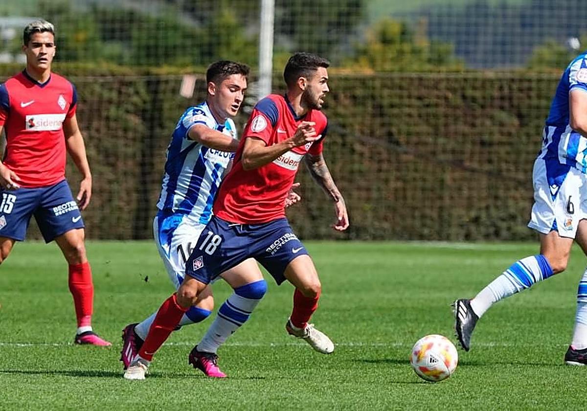 El canario Rayco conduce el balón presionado por Gorrotxategi.
