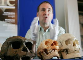 Cráneo de 'Homo floresiensis', en el centro, durante su presentación en Londres en 2004