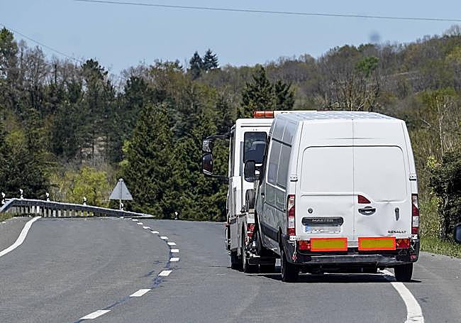 Una grúa retira la furgoneta implicada en el accidente.