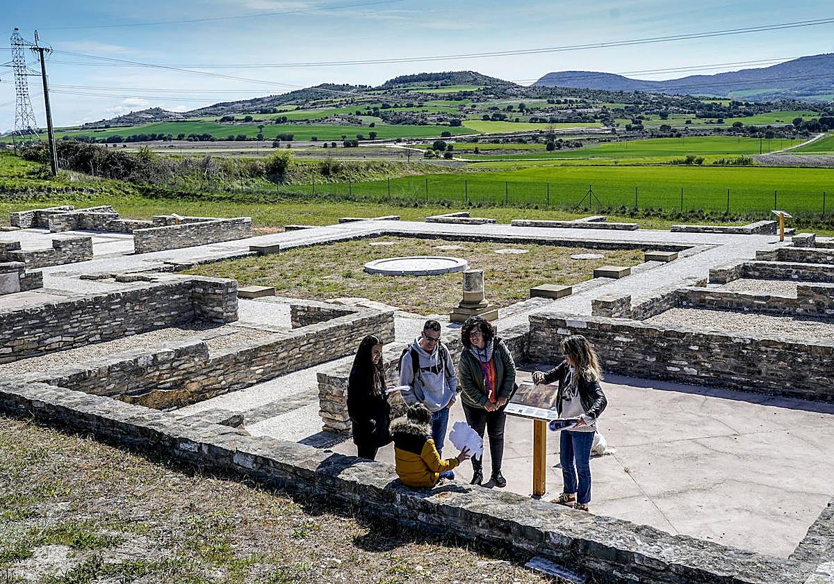 Visitantes durante el recorrido guiado en la parte del antiguo mercado.