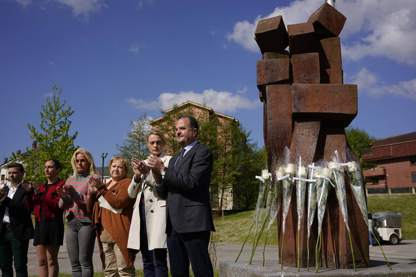 El líder del PP vasco, Carlos Iturgaiz, junto a Raquel González, Mari Carmen Sánchez y Esther Martínez, entre otros.