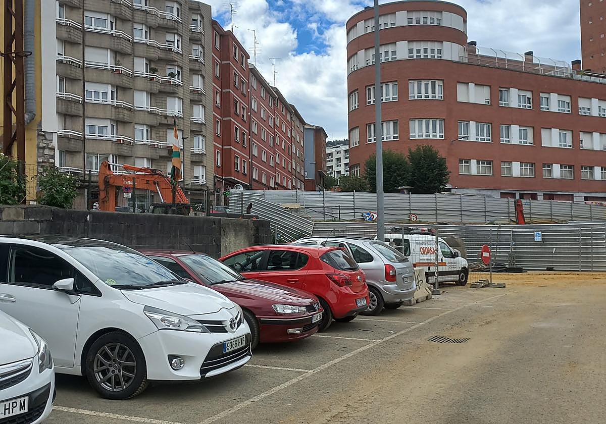 Acceso a la calle Lehendakari Aguirre donde se están construyendo viviendas nuevas.
