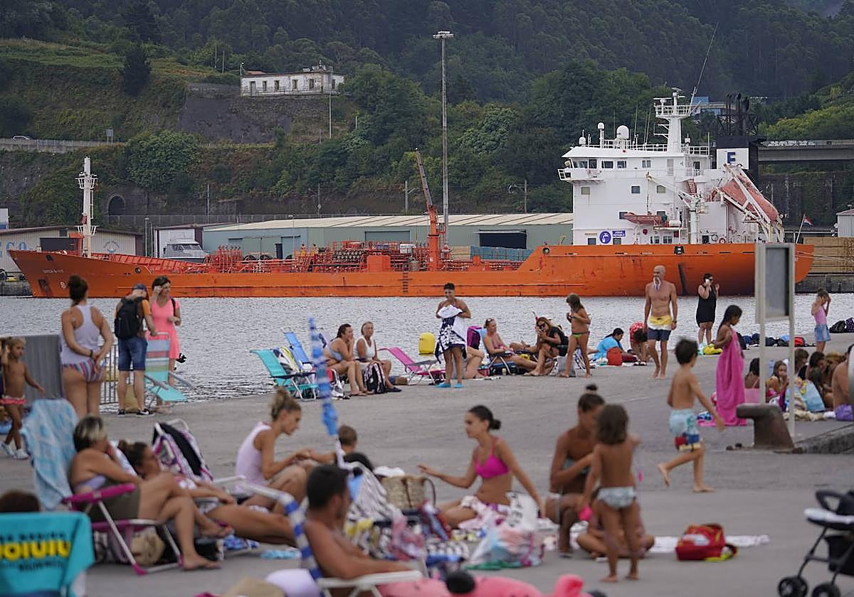 Imagen del 'Dutch Spirit' descargando agua en el puerto de Bermeo el pasado verano.