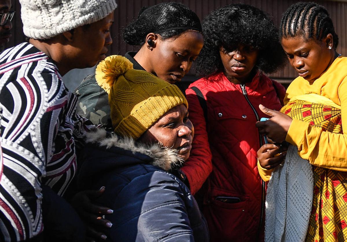 La madre de Isaías, con un gorro amarillo, arropada por varias amigas nigerianas.