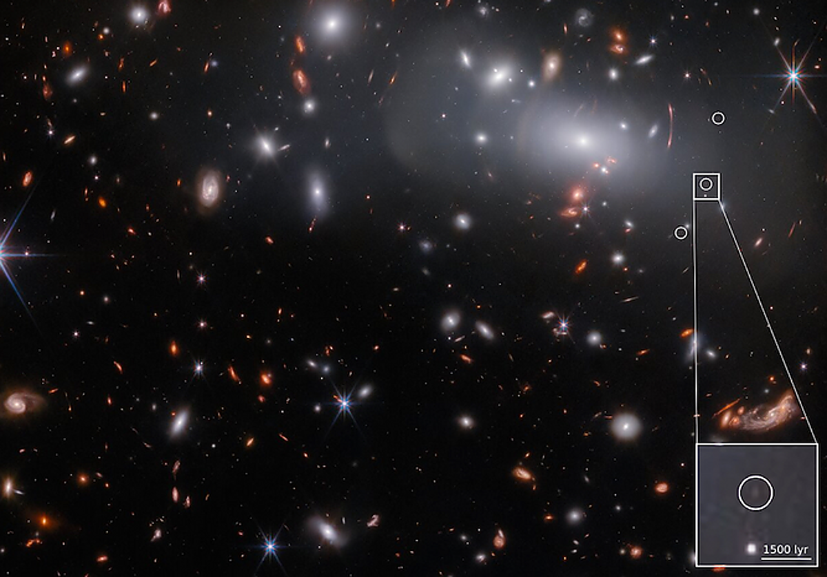 Los tres círculos de la imagen en color son las tres imágenes de la galaxia lejana aumentada por el cúmulo de galaxias brillantes que se encuentran en primer plano.