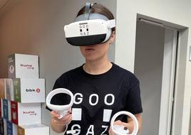 Una joven prueba las gafas de realidad virtual.