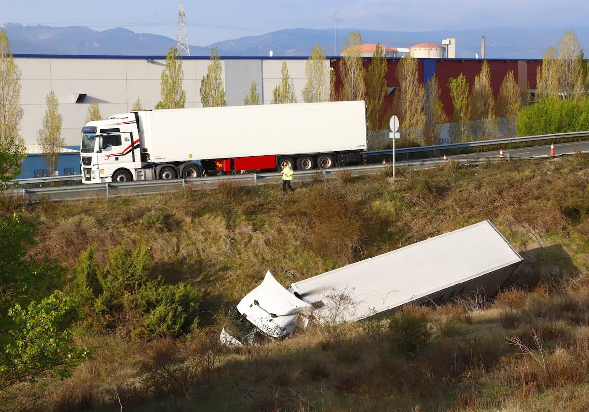 El camión se salió de la calzada y se precipitó por un terraplén.