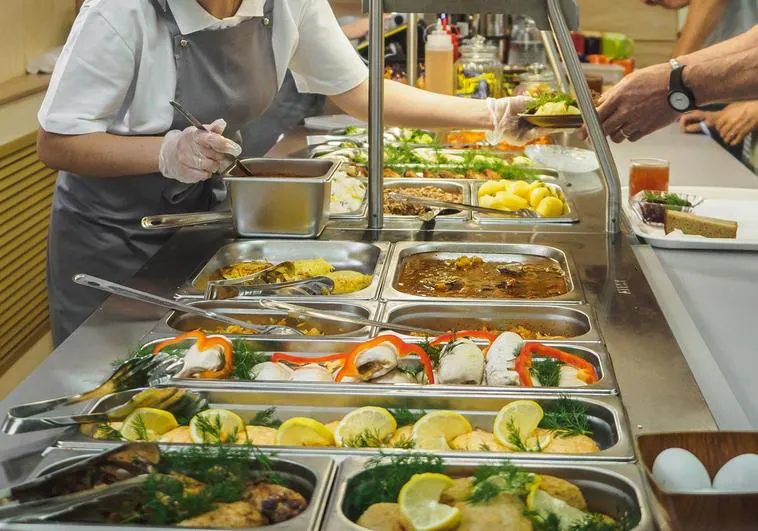 La multa a cuatro jóvenes por no terminar toda la comida que cogen en un buffet libre