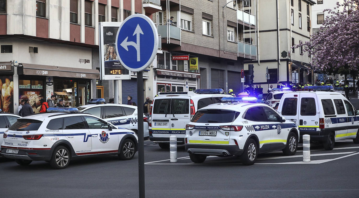 Decenas de coches policiales han blindado la zona de los hechos.