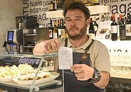 Monty Puig-Pey muestrala factura de 300 eurosque no llegaron a cobrar a la clienta