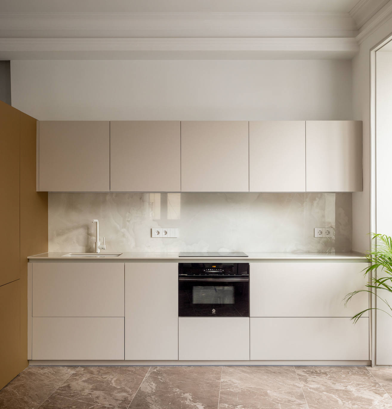 De despacho a piso de lujo: el hogar clásico (pero moderno) de un interiorista en Bilbao