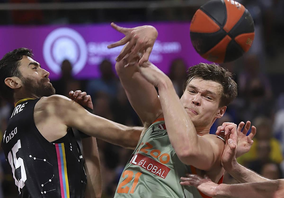 Kotsar intenta un pase para desembarazarse de dos rivales en el duelo ante el Tenerife.