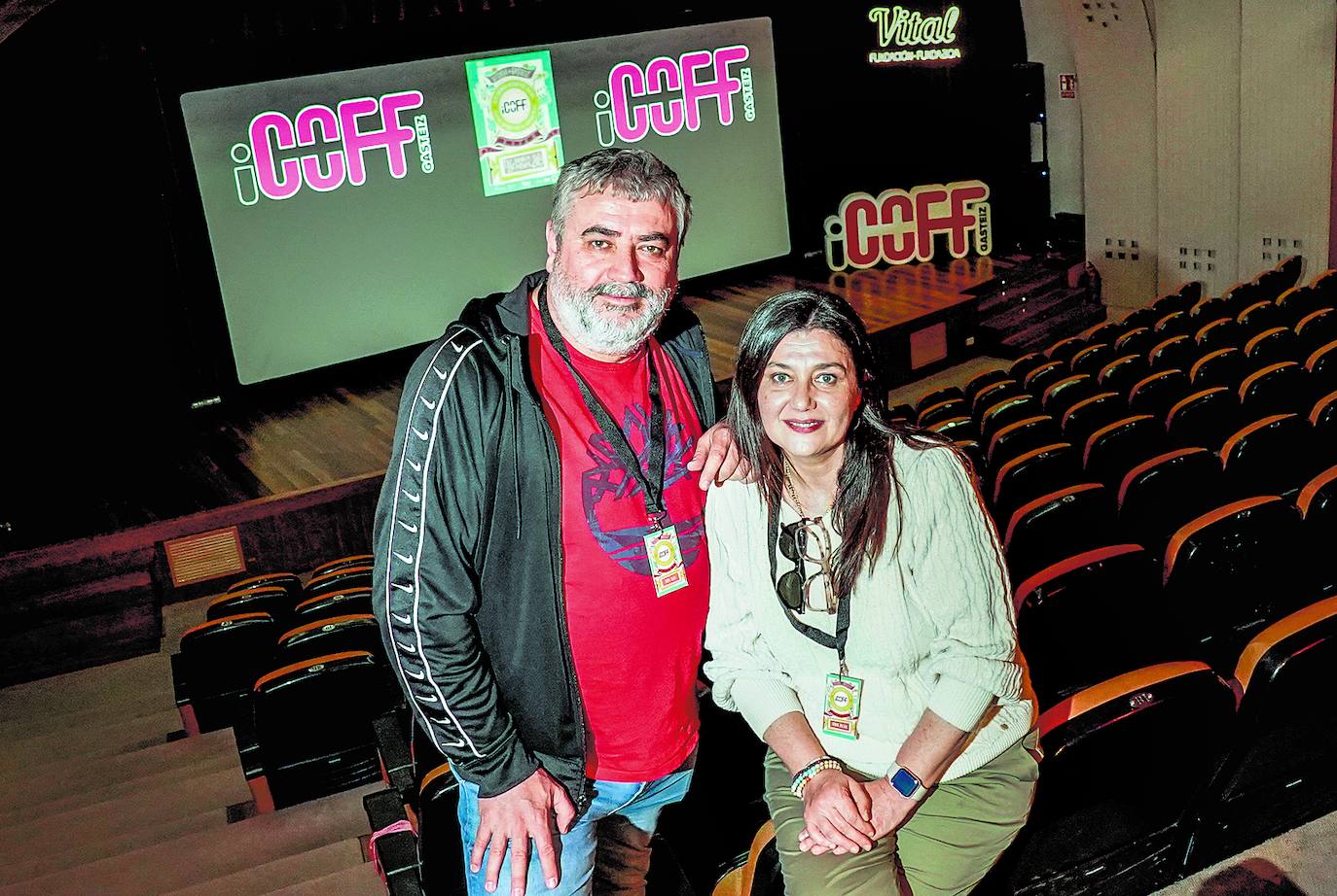 Kepa Sojo y Sonia Pacios, ante el escenario de la sala Kulturunea donde se desarrolla el festival de cortos Icoff.