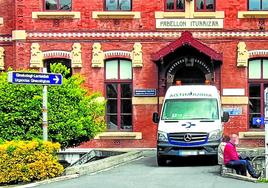 Entrada principal al pabellón Iturrizar, donde se encuentra la maternidad del hospital de Basurto.